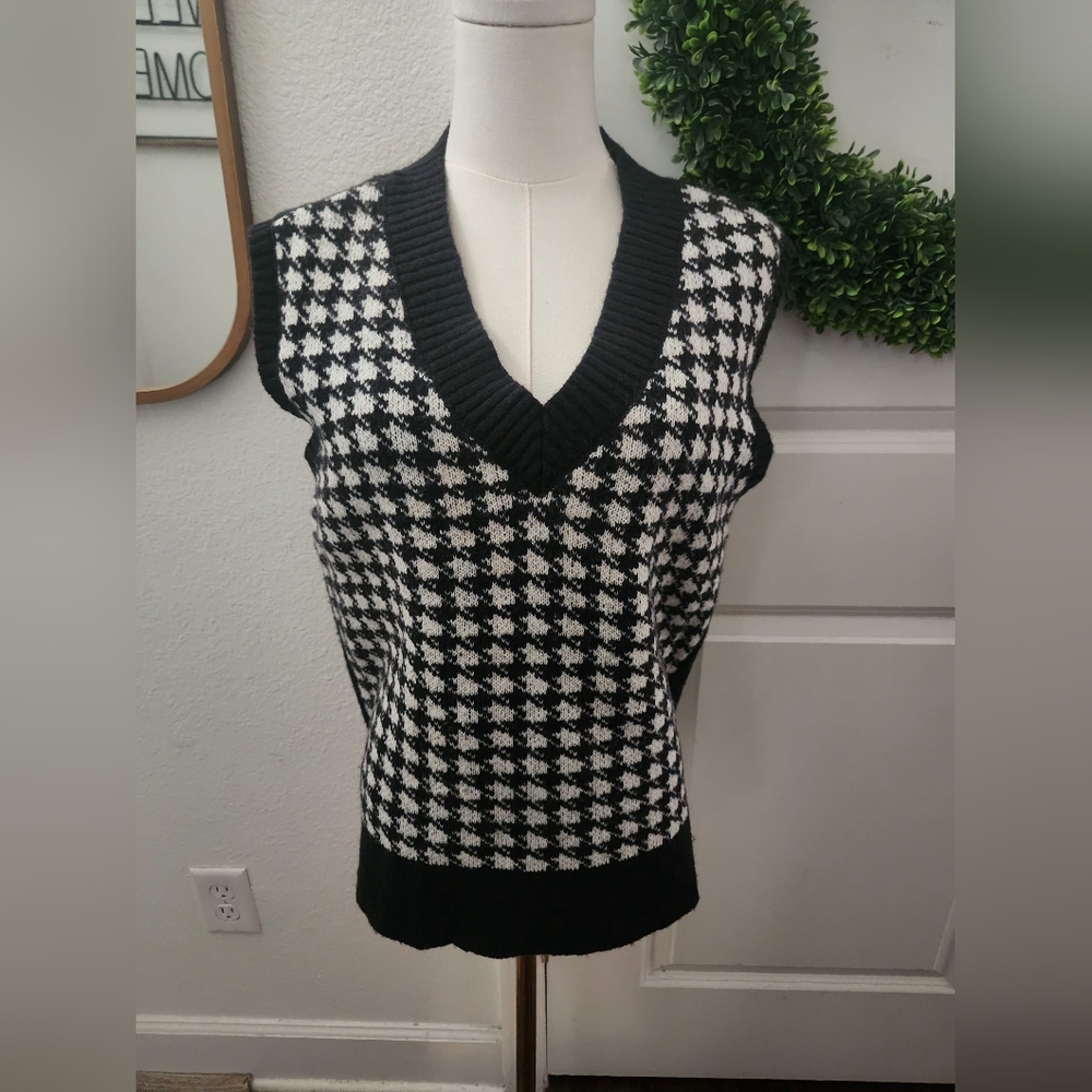Wild Fable Black and White V-Neck Sweater Vest